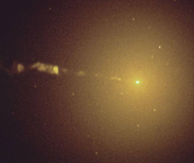 O centro da galáxia M87 e o nascimento dos buracos negros