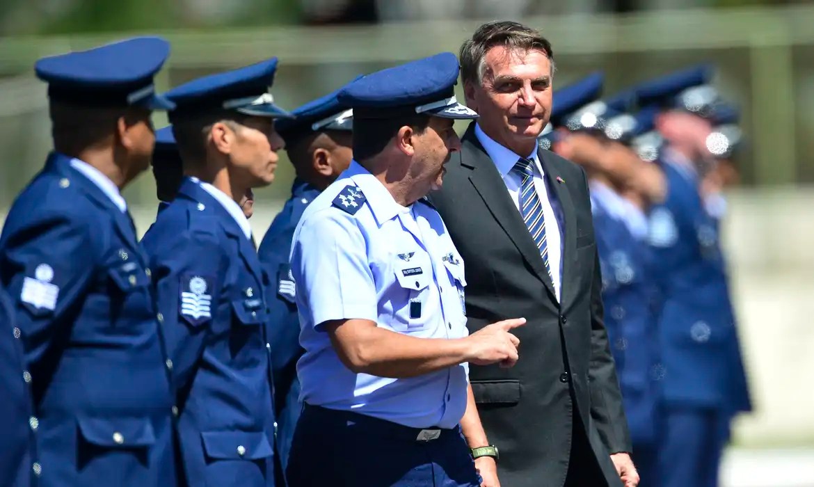 O ex-presidente Jair Bolsonaro e o ex-chefe da FAB, tenente-brigadeiro do ar Carlos de Almeida Baptista Júnior