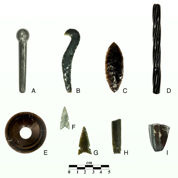 Artefatos de obsidiana encontrados em Tenochtitlán, antiga capital asteca, analisados em estudo recente. As peças variam de lâminas e pontas a objetos cerimoniais.
