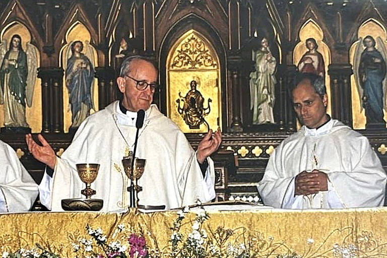 Jorge Bergoglio celebrando uma missa com Robert Prevost em Buenos Aires. 28/08/2004