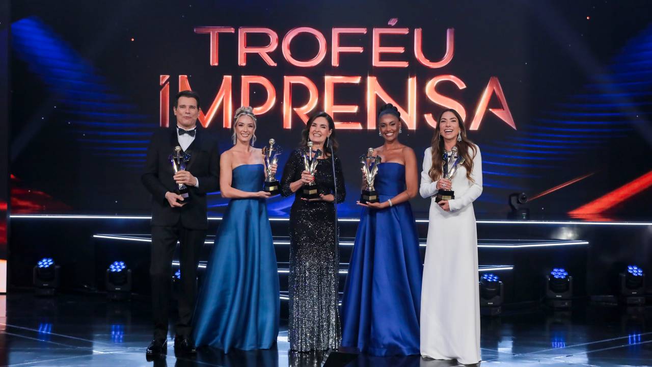 Fátima Bernardes recebe estatuetas no Troféu Imprensa