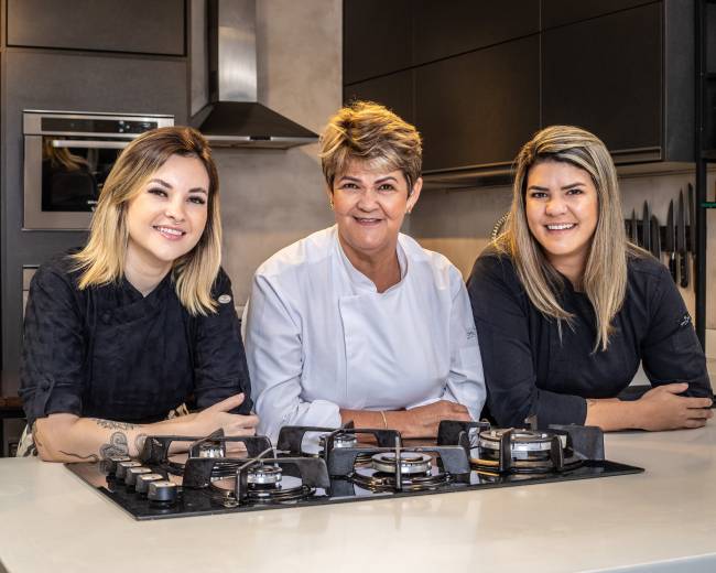 Rappanui – Margareth Rocha com suas filhas, Alana Rocha e Larissa Pires Rappanui - Margareth Rocha com suas filhas, Alana Rocha e Larissa Pires