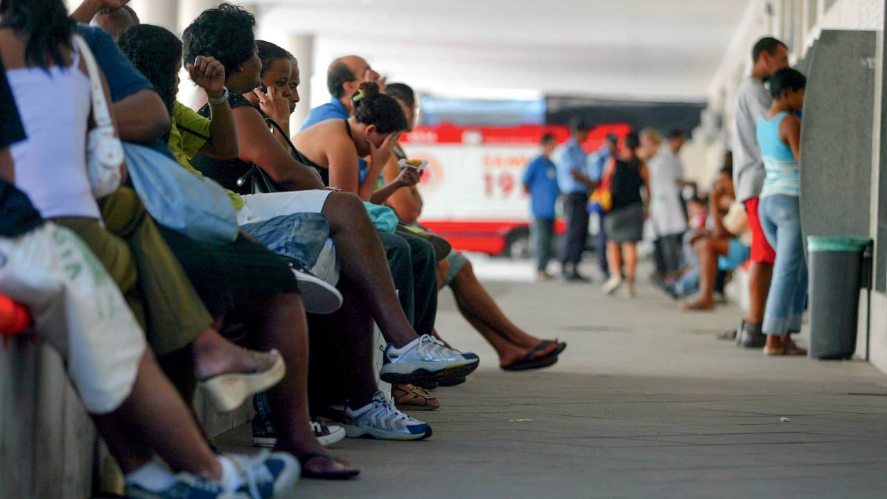 PROBLEMA - Pessoas aguardam em unidade médica: espera por consulta no SUS supera 5,7 milhões de pacientes
