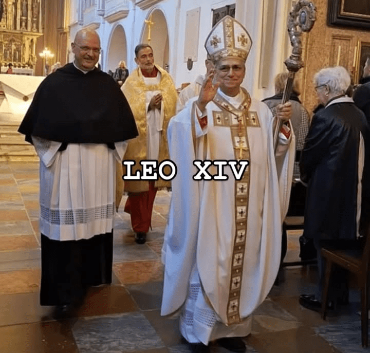 Veja a vestimenta do Papa Leão XIV, criada por estilista italiano e gay que vestia Francisco