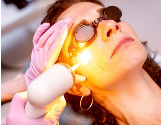 Por que a luz amarela faz bem para a beleza da pele?