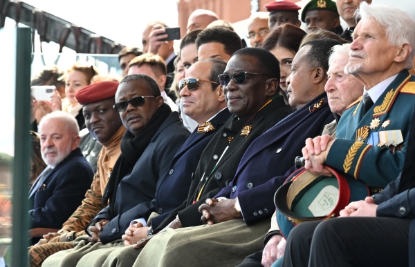 Da esquerda para a direita: o presidente do Brasil, Luiz Inácio Lula da Silva; o presidente de Burkina Faso, Ibrahim Traoré; o presidente da Guiné-Bissau, Umaro Sissoco Embaló; o presidente do Egito, Abdel Fattah el-Sisi; o presidente do Zimbábue, Emmerson Mnangagwa; e o presidente da República do Congo, Denis Sassou Nguesso, na Praça Vermelha, em Moscou, durante o desfile militar que marca o 80º aniversário da Vitória.