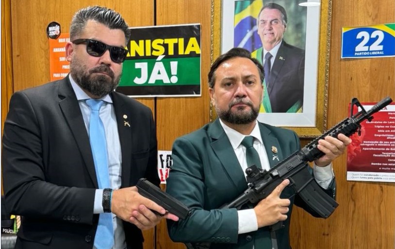 Delegado Caveira e o vereador Zezinho Lima ostentam armas em gabinete na Câmara