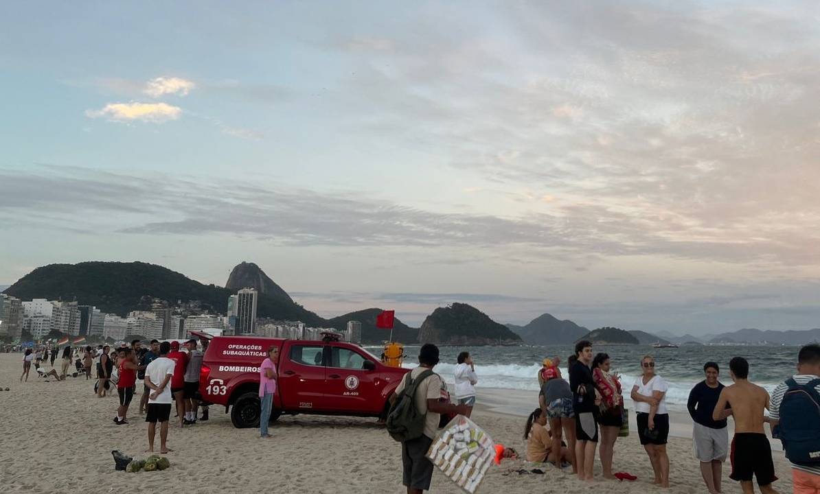 Bombeiros buscam pessoa desaparecida na Praia de Copacabana pouco antes do show de Lady Gaga