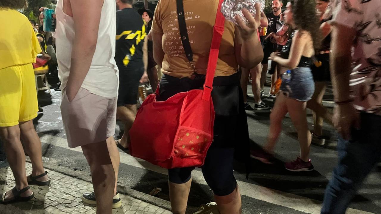 Vendedora de sanduíche se inspira na Raquel de 'Vale Tudo' para lucrar no show de Lady Gaga