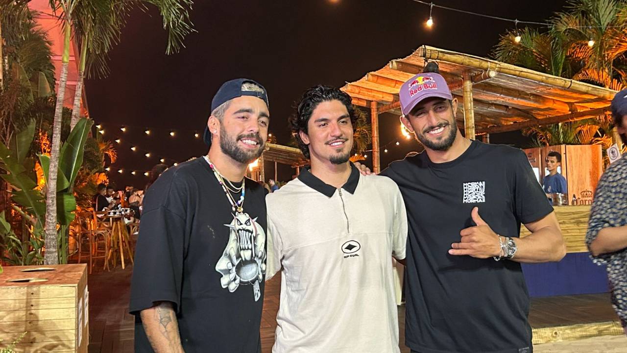 Pedro Scooby, Gabriel Medina e Lucas Chumbo na área VIP do show de Lady Gaga em Copacabana