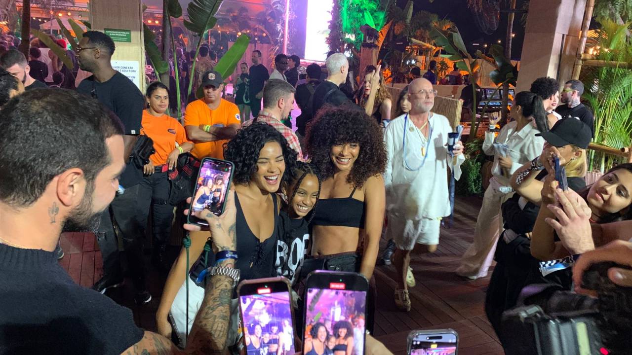 Bella Campos posa para fotos com Tais Araújo na área VIP do show de Lady Gaga