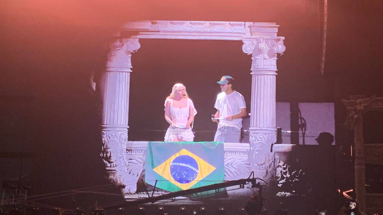 Lady Gaga faz discurso emocionado durante show na Praia de Copacabana