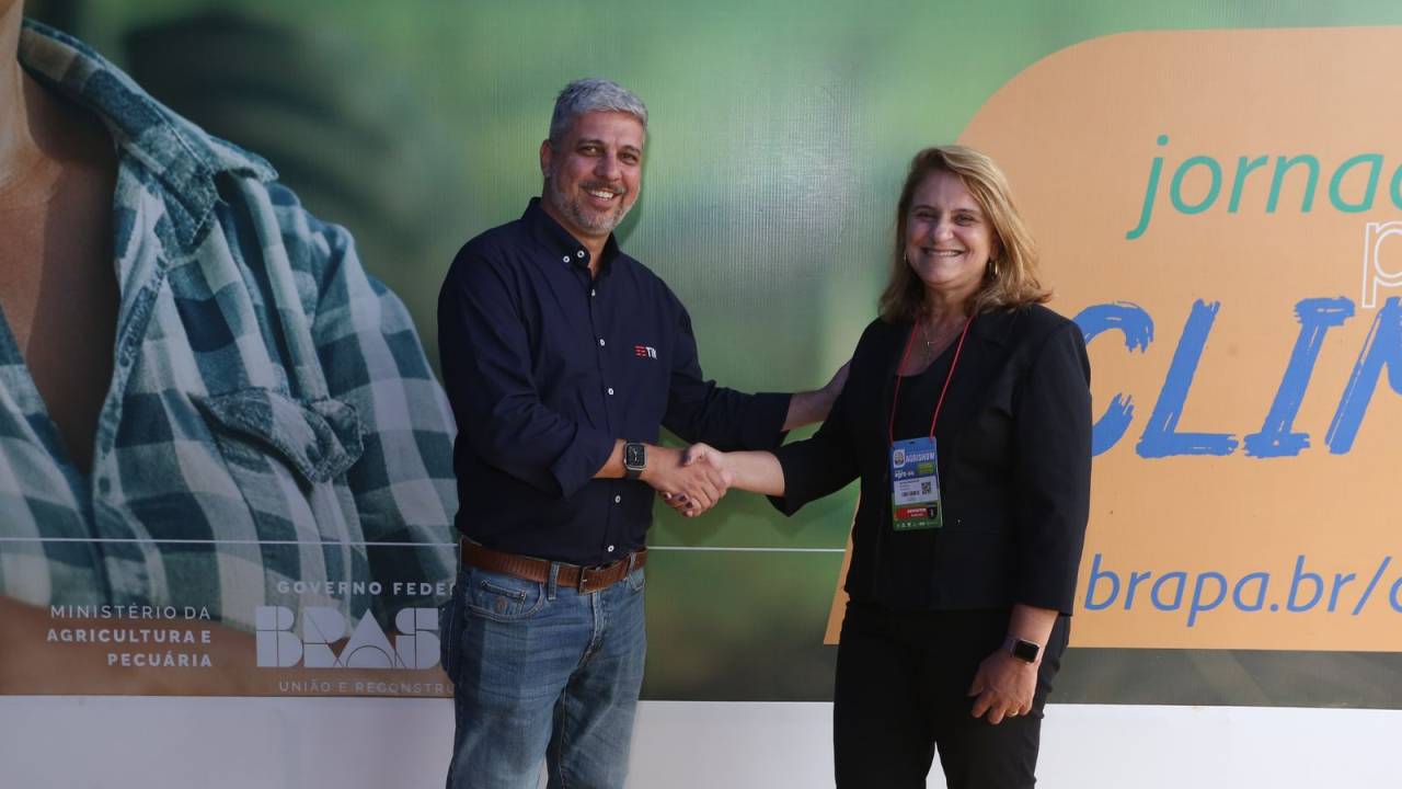 Alexandre Dal Forno, diretor de desenvolvimento de mercado IoT & 5G da TIM Brasil, e a presidente da Embraba, Silvia Massruhá.