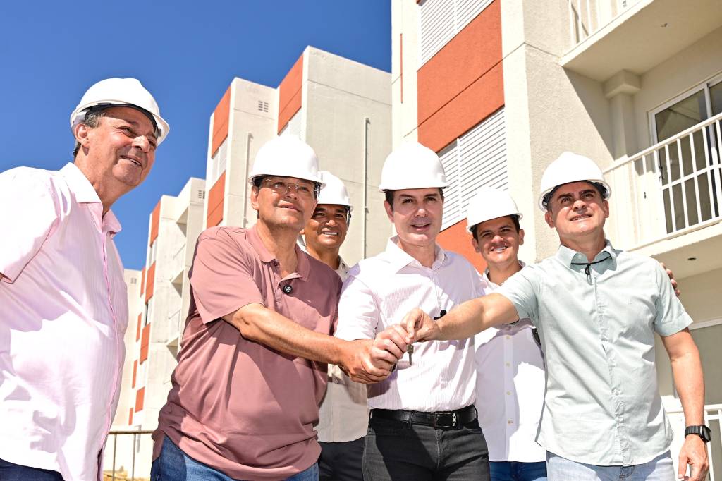 Com ministro de Lula, prefeito de Manaus lança pacote milionário de obras