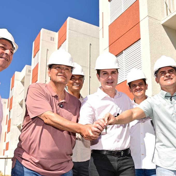 Com ministro de Lula, prefeito de Manaus lança pacote milionário de obras