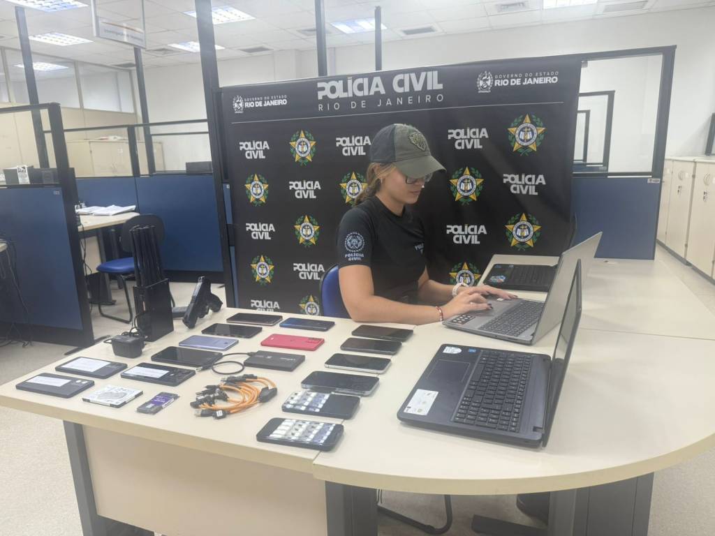 Polícia prende criminoso que dava cursos para desbloqueio de celulares roubados