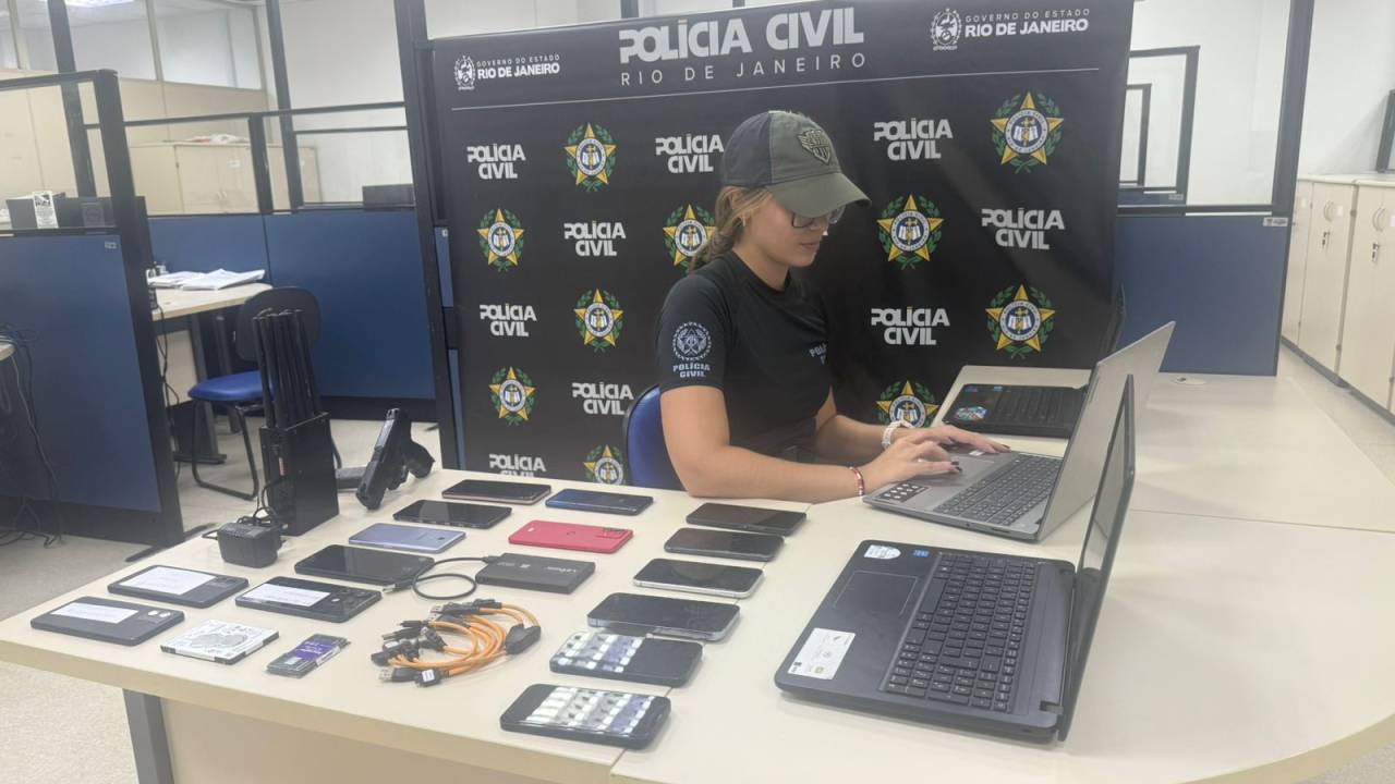 notebooks, celulares e uma pistola falsa apreendidos