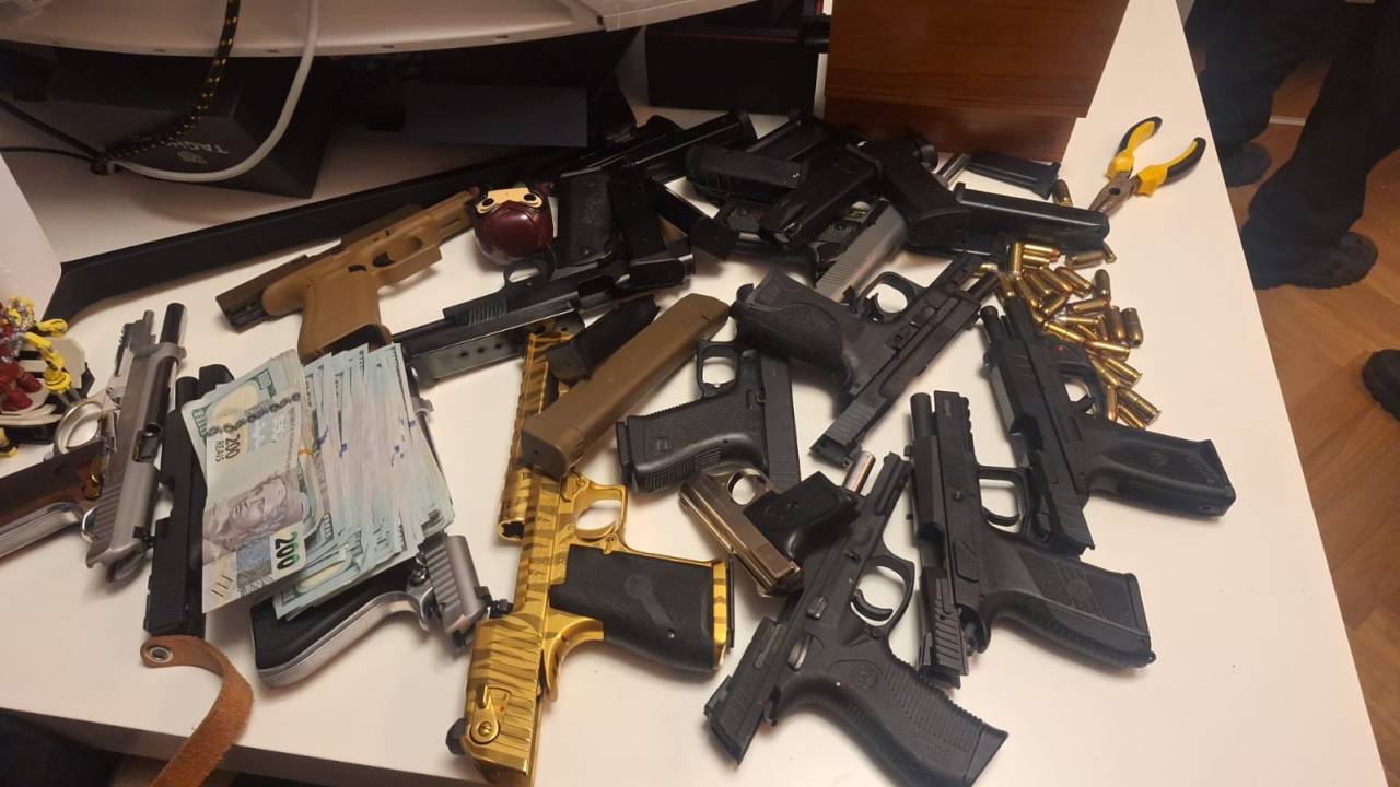 Armas e dinheiro encontrados em mansão da Barra e que abasteciam o CV