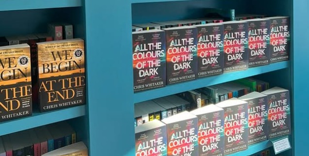 Prateleira com diversos exemplares do livro "All the colors of the dark" (do inglês, "Todas as cores da escuridão")