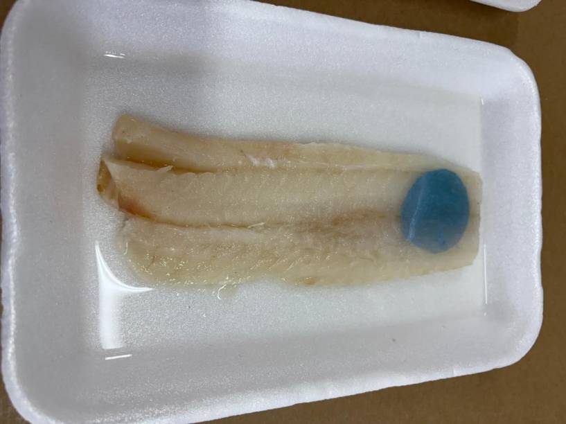 PEIXE ESTRAGADO - Azul: embalagem indica que produto não está bom