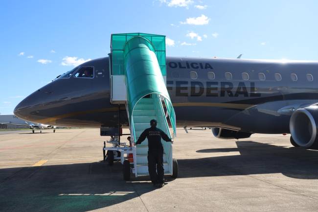 Avião da PF durante o transporte do traficante Tuta