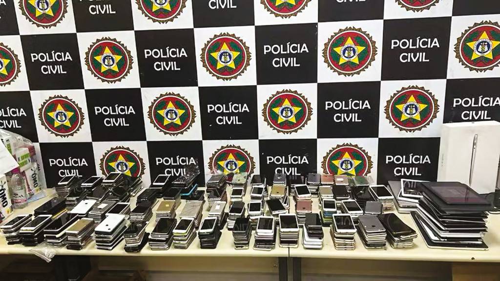 WhatsApp-Image-2025-05-19-at-14.47.51.jpeg MÁFIA - A montanha de aparelhos recuperados pela polícia do Rio de Janeiro: facções organizadas comandam o negócio