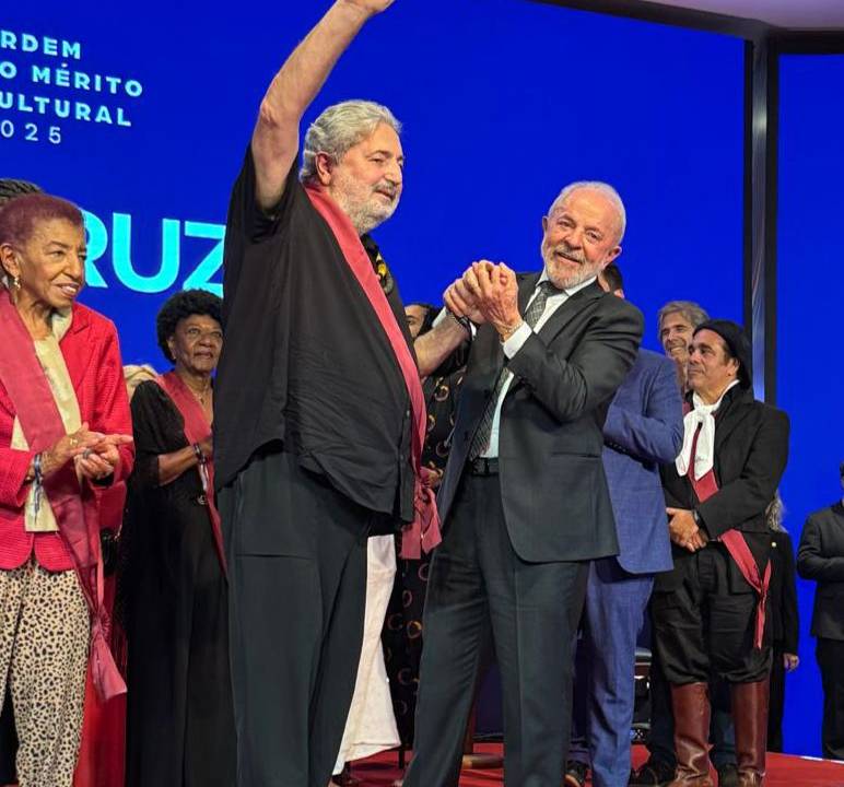 Lula entrega Ordem do Mérito Cultural a Moacyr Luz