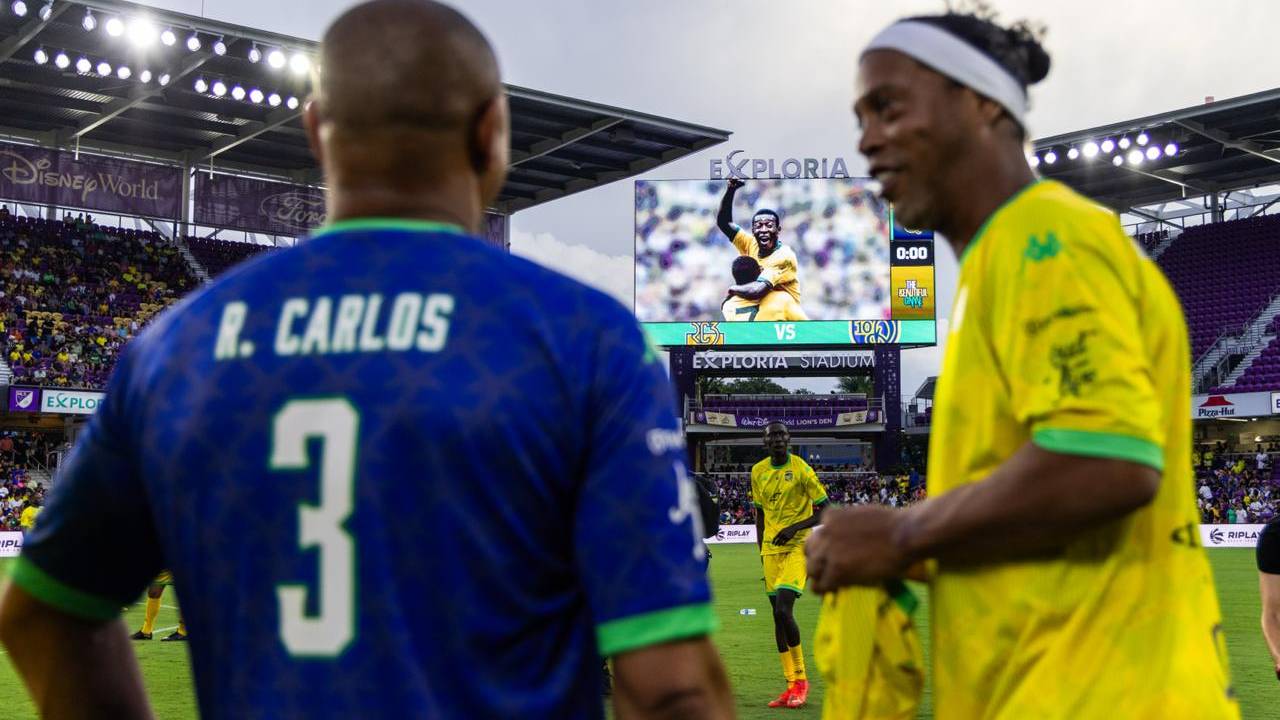 Roberto Carlos e Ronaldinho Gaúcho na última edição do "The Beautiful Game", em 2023