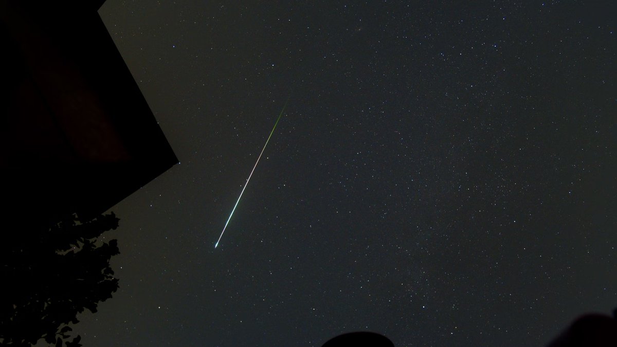 Rastro luminoso cruzando o céu durante a noite pode ser resultado da reentrada de lixo espacial, como estágios de foguetes que queimam ao entrar na atmosfera terrestre.