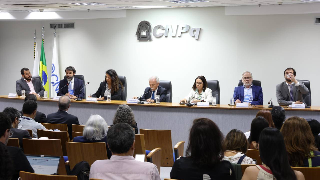 Conferência na sede do CNPq, em Brasília. Ao centro, o presidente do órgão, Ricardo Galvão