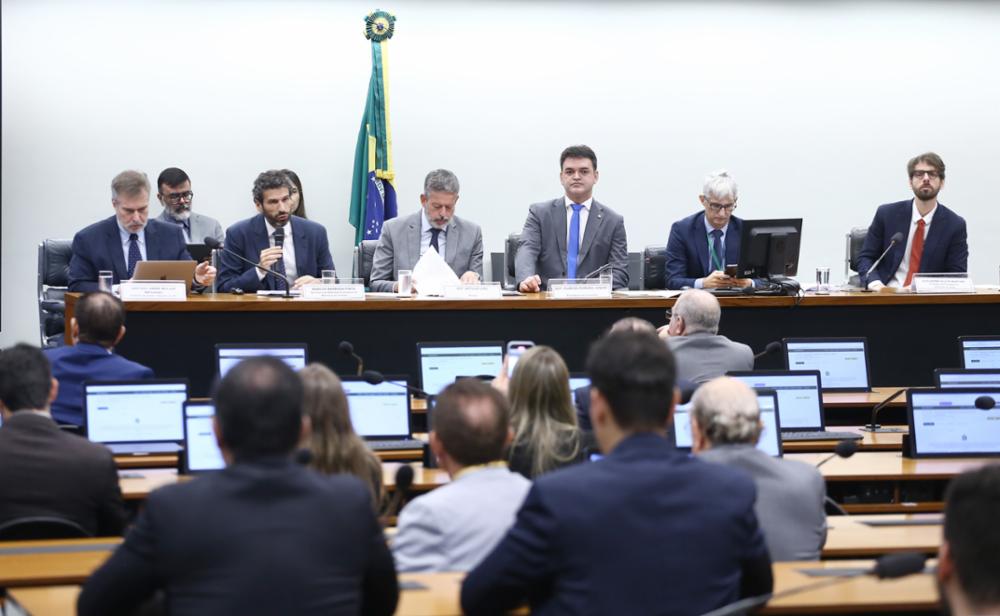 O secretário de Reformas Econômicas do Ministério da Fazenda, Marcos Pinto (com o microfone) fala durante audiência pública da Comissão Especial especial do Congresso que discute o projeto de reforma do IR (20/05/2025)