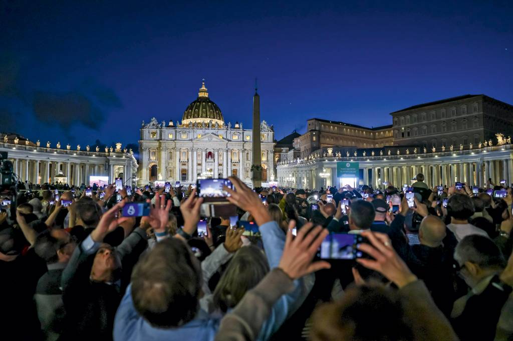 efespphotos937584.jpg EXPECTATIVA - Desde as primeiras horas do primeiro dia de conclave, os fiéis, de smartphones em mãos, lotaram a Praça São Pedro à espera da fumaça branca a sair da chaminé