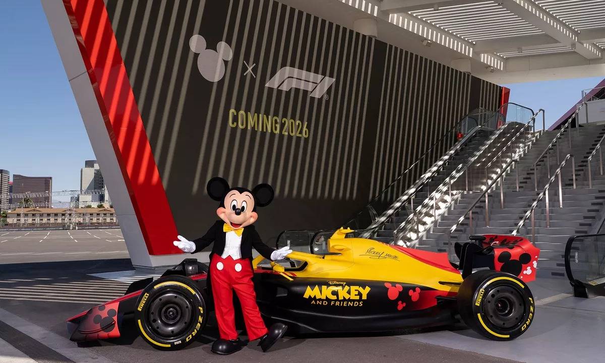 DEU MATCH - Mickey e um carro de F1 com desenho alusivo ao personagem da Disney: atrativo para jovens -