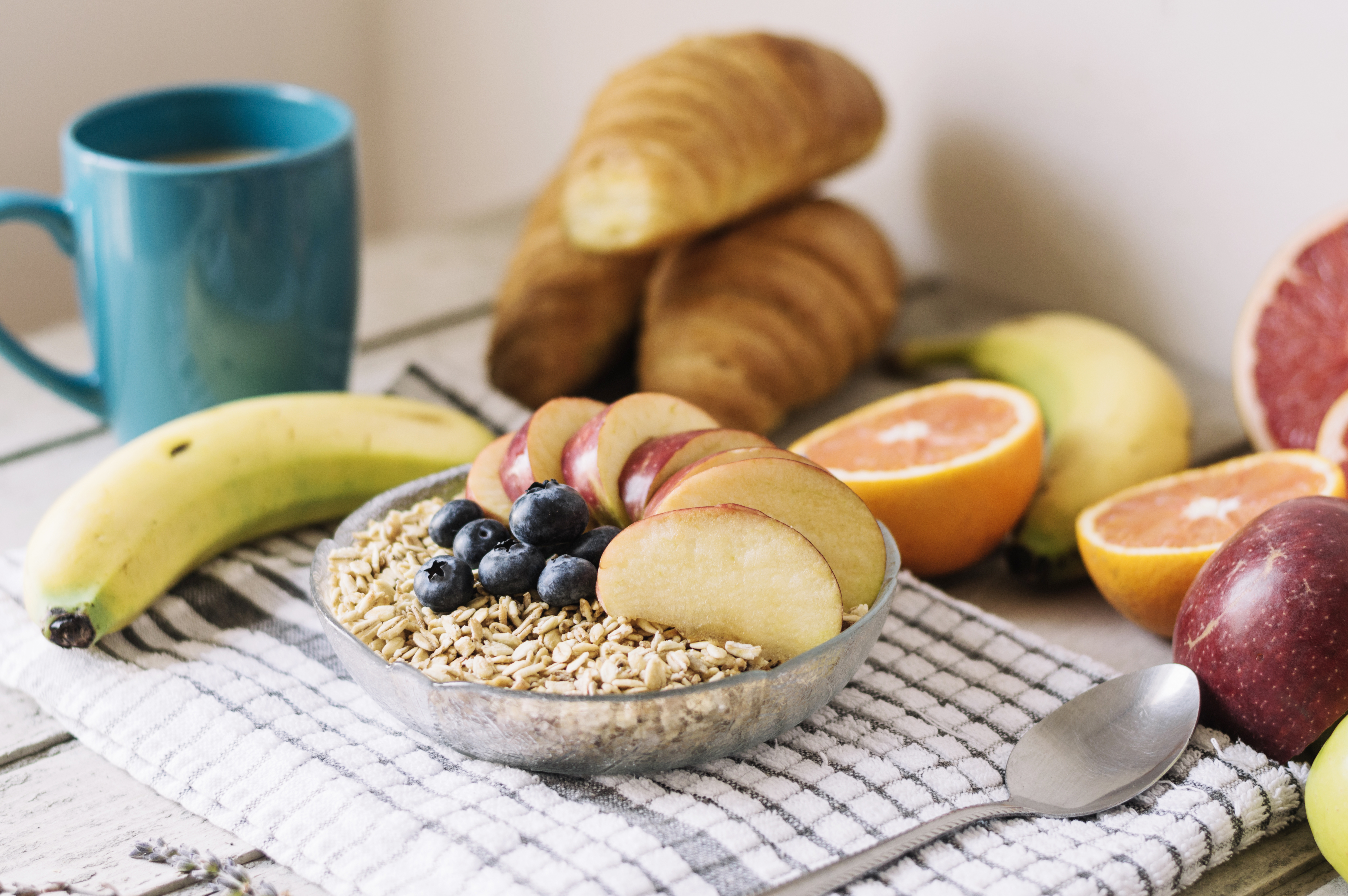 O que pular o café da manhã e comer mais à noite pode fazer com a saúde? Pesquisa traz nova resposta