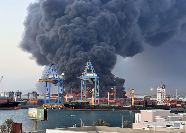 Coluna de fumaça preta é vista na área ao redor do porto de Porto Sudão após ataque. 06/05/2025