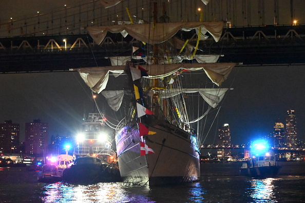 Navio Cuauhtémoc após colidir com a Brooklyn Bridge, em Nova York. 18/05/2025