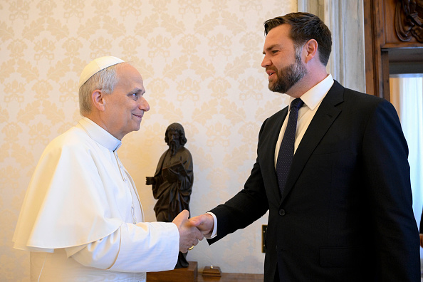 O papa Leão XIV e o vice-presidente dos Estados Unidos, J.D. Vance, durante encontro no Vaticano. 19/05/2025