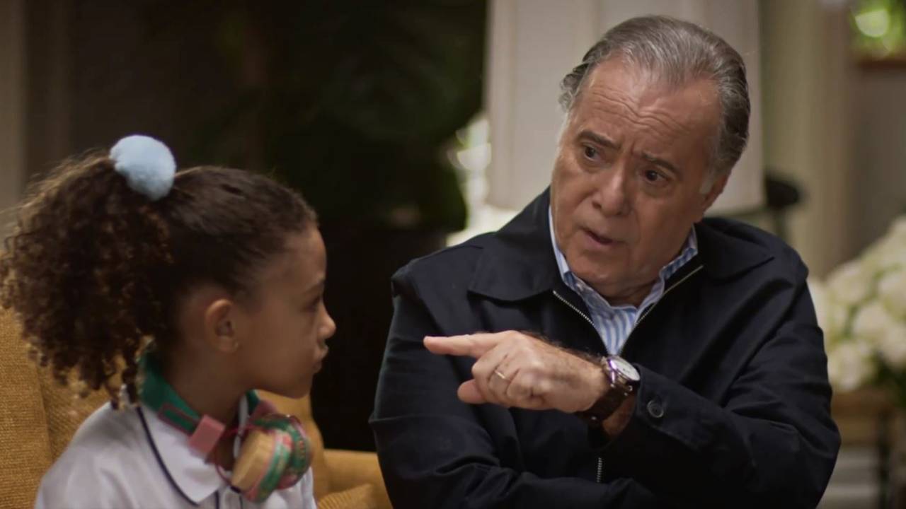 Sofia (Elis Cabral) e Abel (Tony Ramos) em cena de 'Dona de Mim', novela das 7 da Globo