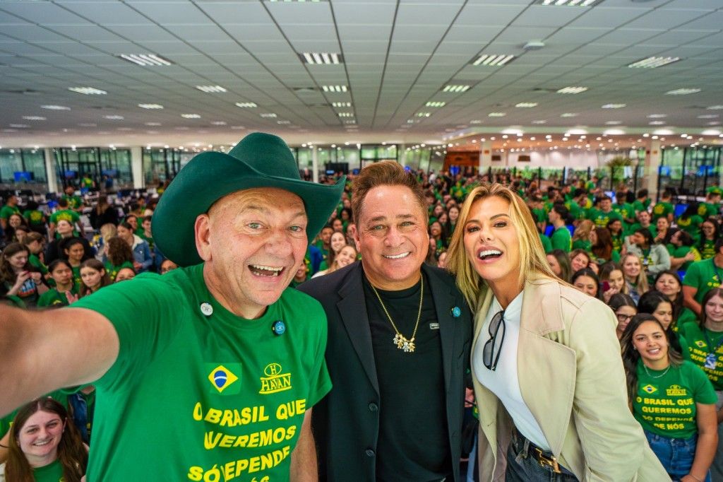 O show inusitado de Leonardo durante visita a Luciano Hang