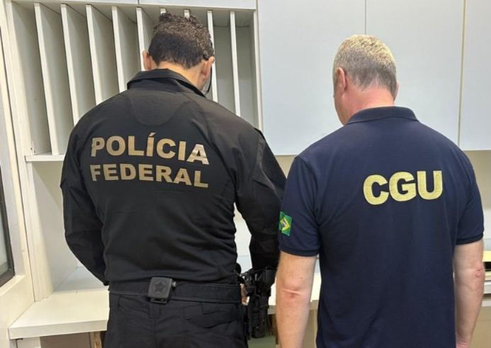 Agentes fa Polícia Federal (PF) e Controladoria-Geral da União (CGU), em Santa Catarina