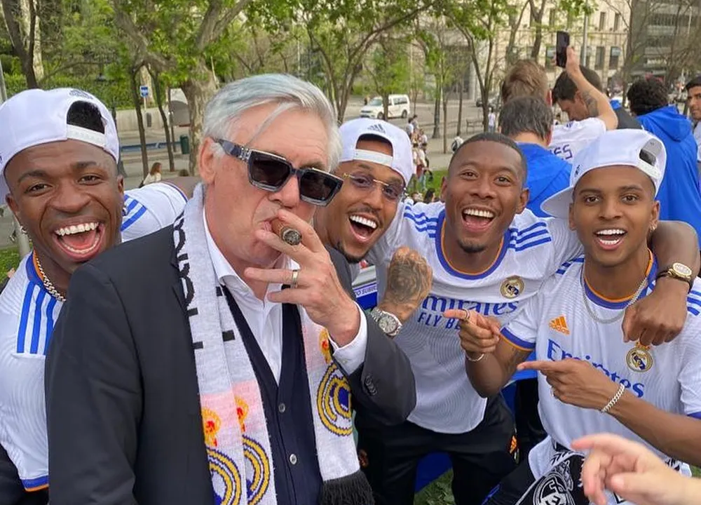 Ancelotti ao lado de Vinícius Jr., Éder Militão, Alaba e Rodrygo na comemoração do título da Liga dos Campeões de 2022