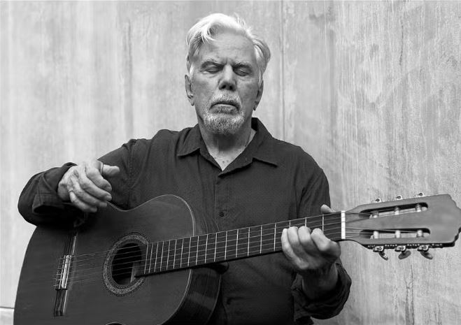 Reginaldo Faria com seu violão