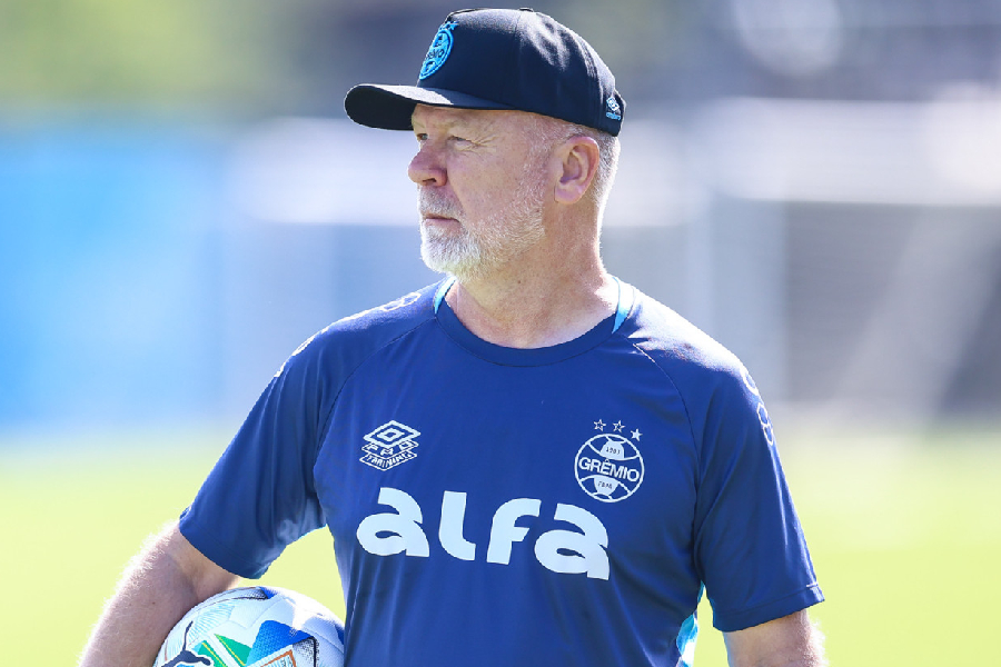 Grêmio libera Mano Menezes de jogo hoje após morte de familiares