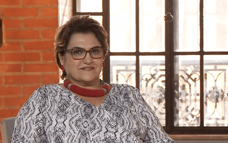 Professora aposentada da Universidade Estadual de Londrina, ela é irmã de Gilberto Carvalho, atual secretário nacional de Economia Popular e Solidária do Ministério do Trabalho e Emprego.