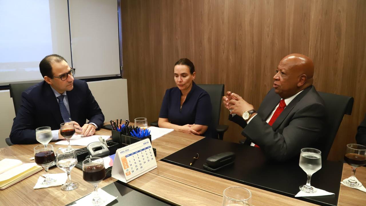 Beto Simonetti (esq.) e Hédio Silva Júnior se reúnem em Brasília para acertar parceria por curso de atuação antirracista na advocacia