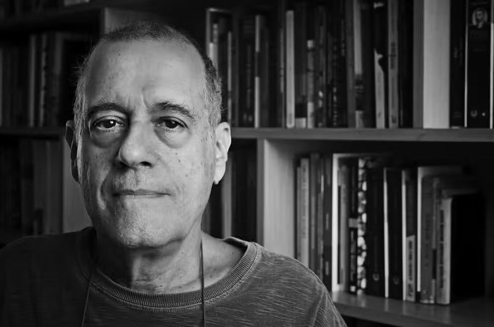 O poeta Paulo Henriques Britto