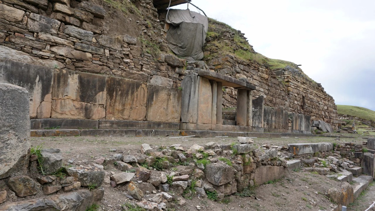Monumento arqueológico de Chavín de Huántar, na Serra de Ancash, no Peru. O complexo é repleto de túneis e inteiramente construído com pedras. Pertenceu à cultura Chavín e estima-se que tenha mais de três mil anos.