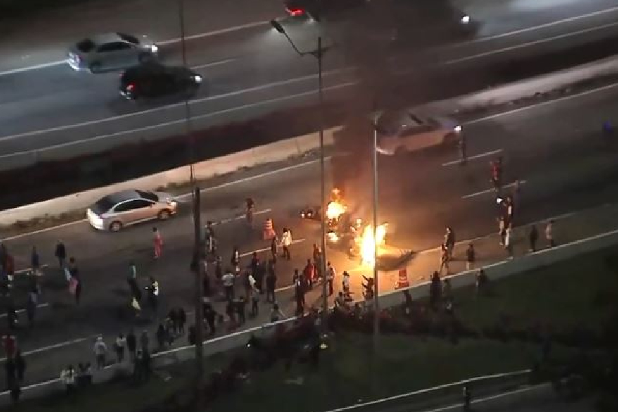 Protesto em SP bloqueia trecho da Marginal Pinheiros e afeta linhas de trem