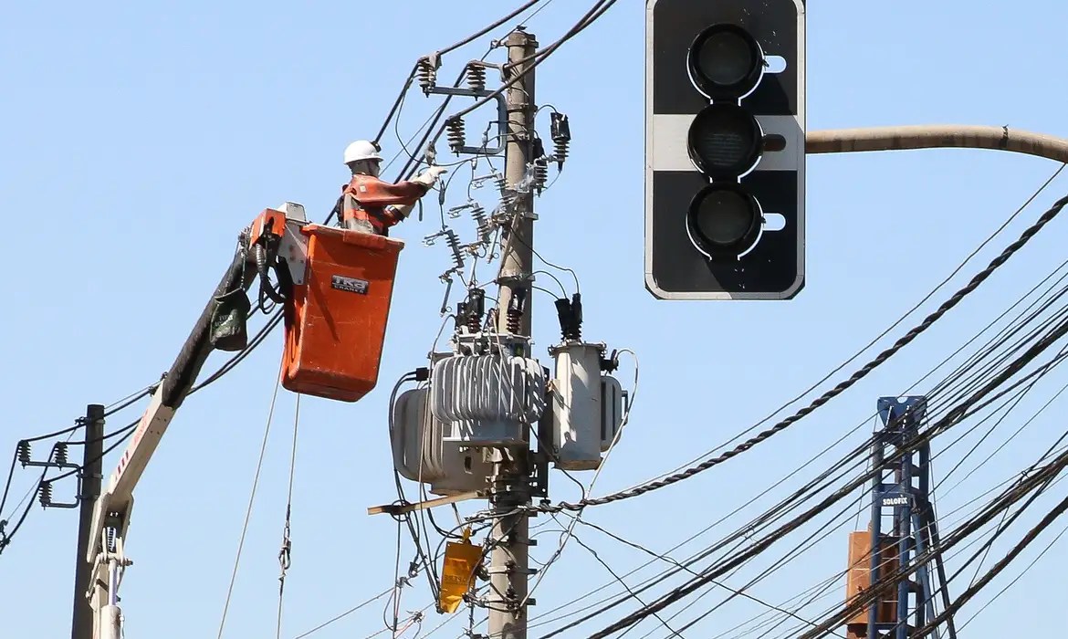 Trabalhador atuando na manutenção da rede elétrica