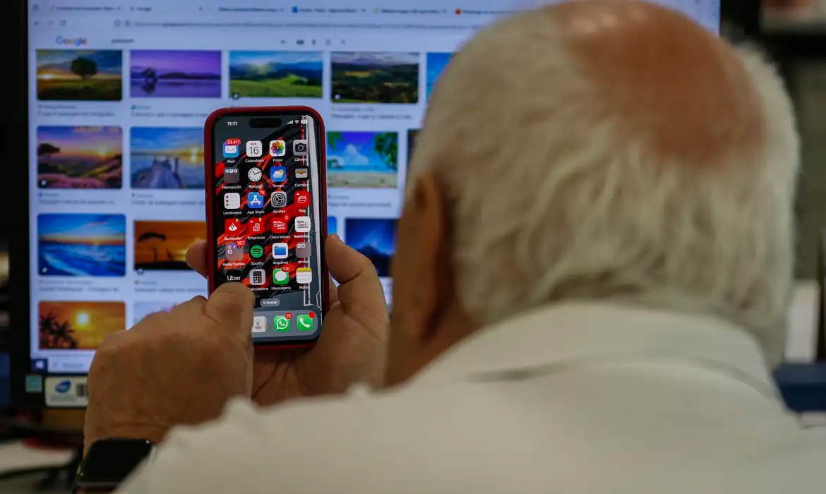 Prática do "vale-iPhone" já teria custado cerca de 8 milhões de reais aos cofres públicos